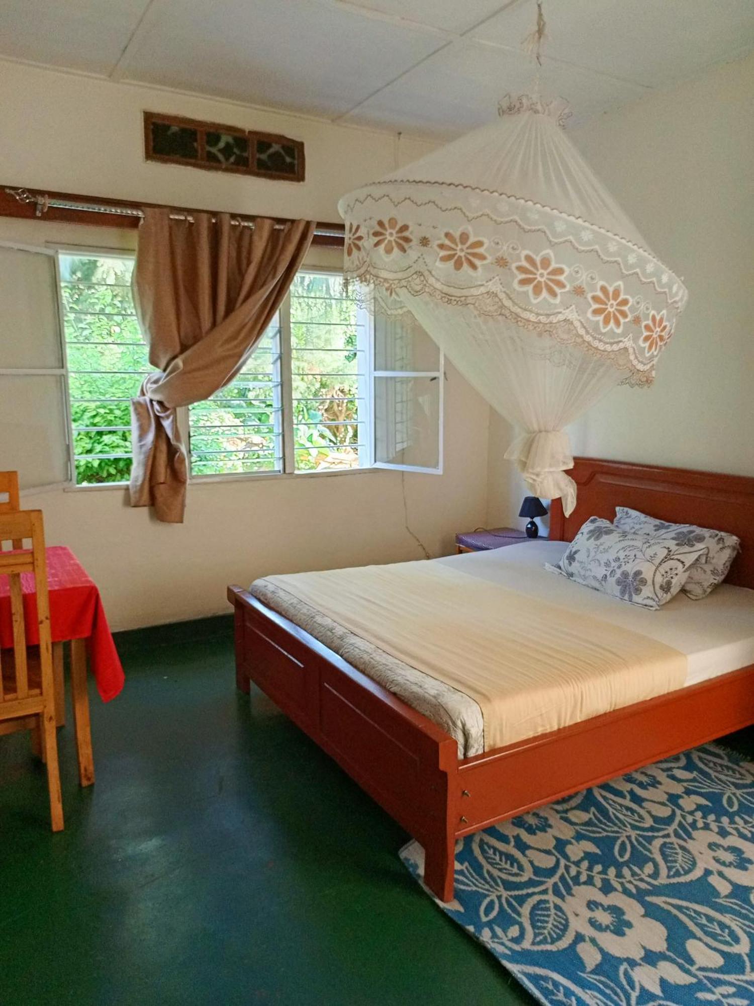 Colibri Taverne & Guest House Gisenyi Exteriér fotografie